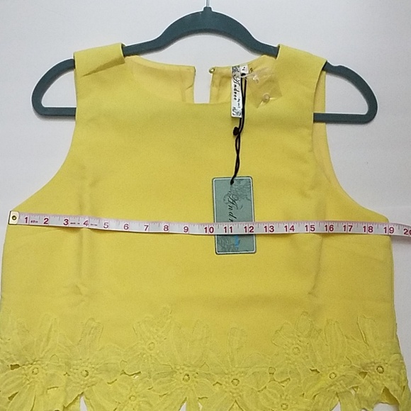 Andree by Unit Yellow Lazer Cut Floral Top Size L NWT - Picture 4 of 8